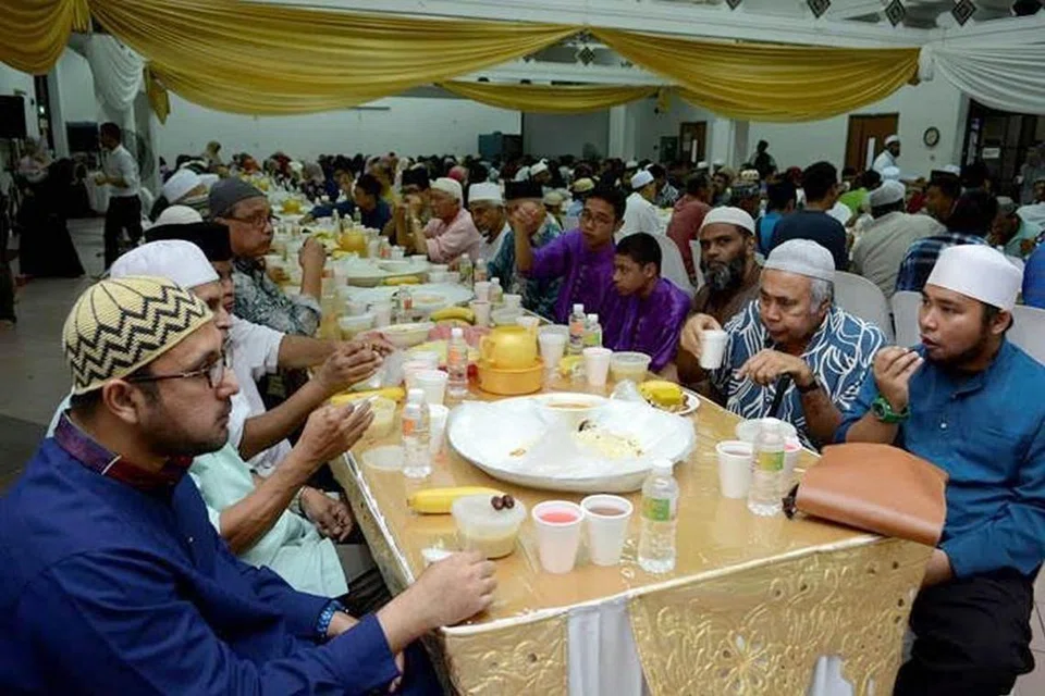 NIKMAT BERBUKA: Majlis berbuka puasa di bulan Ramadan turut membantu pererat silaturahim. Selain daripada itu jika kita berazam dan berusaha untuk mencapai matlamat-matlamat kecil setiap hari, pastinya, pada hujung bulan Ramadan, kita akan rasa bahawa kita telah mencapai matlamat kita yang besar. - Foto Fail