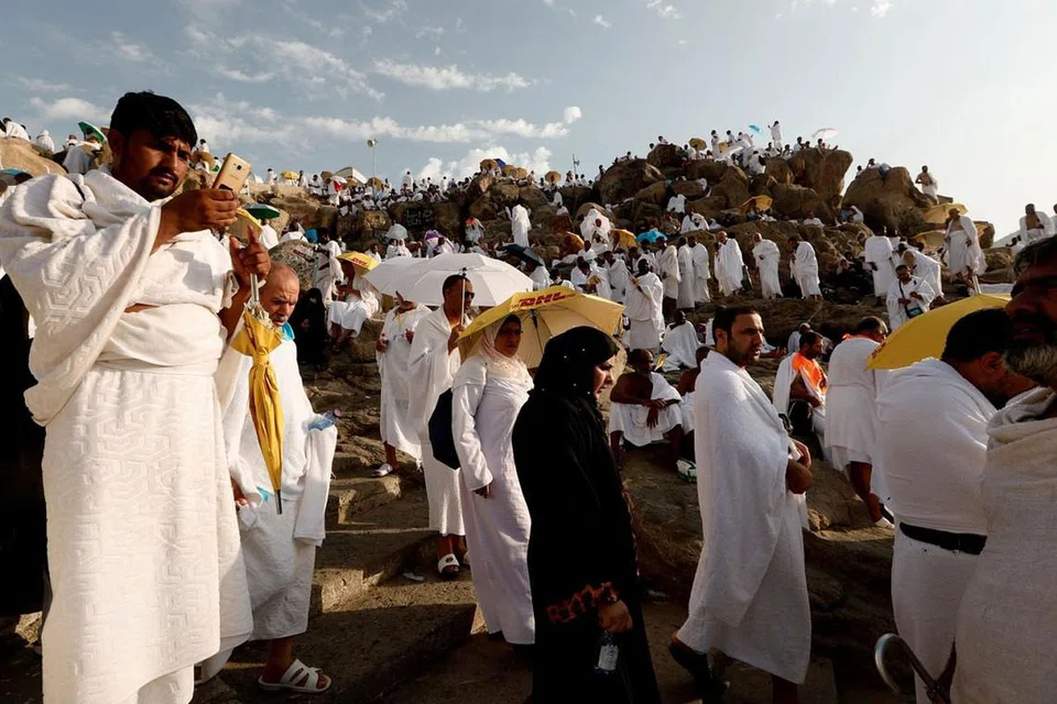 SEMPURNAKAN IBADAH: Kira-kira dua juta jemaah haji mula membanjiri dataran di Bukit Arafah untuk melakukan ibadah paling penting dalam haji semalam. Jemaah diwajibkan berkumpul di Bukit Arafah sehingga terbenam matahari pada hari ke-9 Zulhijah. - Foto REUTERS