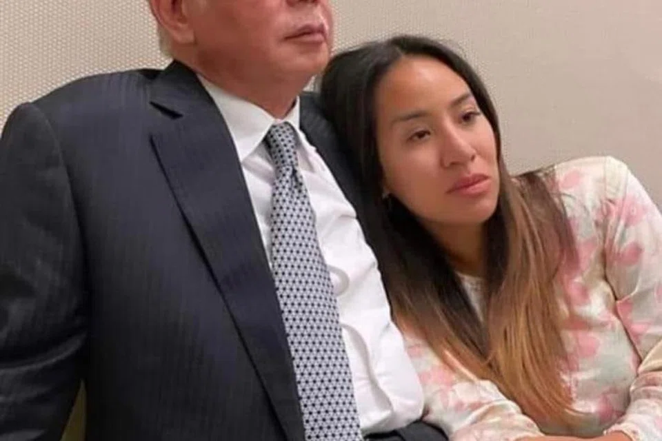 Anak perempuan Najib Tun Razak, Cik Nooryana Najwa, berkongsi luahan bapanya di media sosial, usai keputusan Lembaga Pengampunan yang memberi pengurangan tempoh hukuman penjara dan jumlah denda yang perlu dibayar mantan Perdana Menteri Keenam Malaysia itu, yang disabitkan kesalahan menyeleweng dana SRC International Sdn Bhd. 