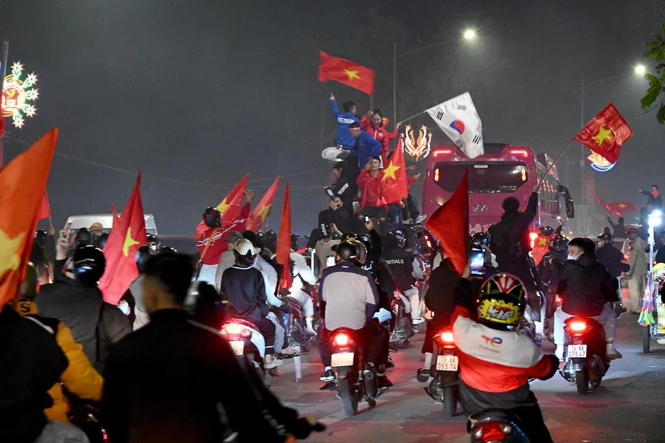Piala AFF 2024 telah membawa penyokong Singapura ke Malaysia dan Vietnam. Namun suasana yang paling menakjubkan adalah di Stadium Viet Tri di Vietnam semasa perlawanan kedua separuh akhir Singa menentang Vietnam. Penyokong fanatik mereka memenuhi stadium tersebut dan apabila perlawanan berakhir, mereka meraikan kelayakan Vietnam ke final Piala AFF bersama-sama di jalan raya di luar stadium tersebut. 
