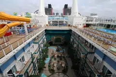 Pemandangan dari dek atas kapal persiaran Disney Adventure. 