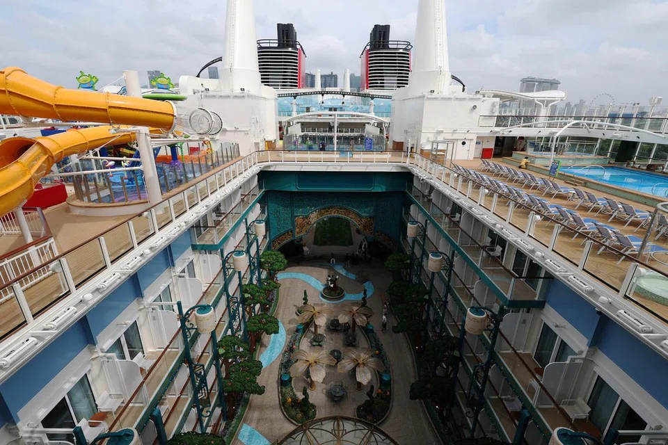 Pemandangan dari dek atas kapal persiaran Disney Adventure. 