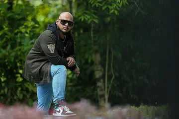 LAGU PENAWAR WAKTU SURAM: Beberapa lagu KamarXKazie seperti 'Haluan' (bersama Iskandar Jeff), 'Binar' dan 'Hasad' (bersama Ashidy Ridwan dan KP.Blavk) memberi suntikan semangat baru buat pendengar agar tidak mudah lelah dalam perjalanan hidup. - Foto BH oleh YONG LI XUAN