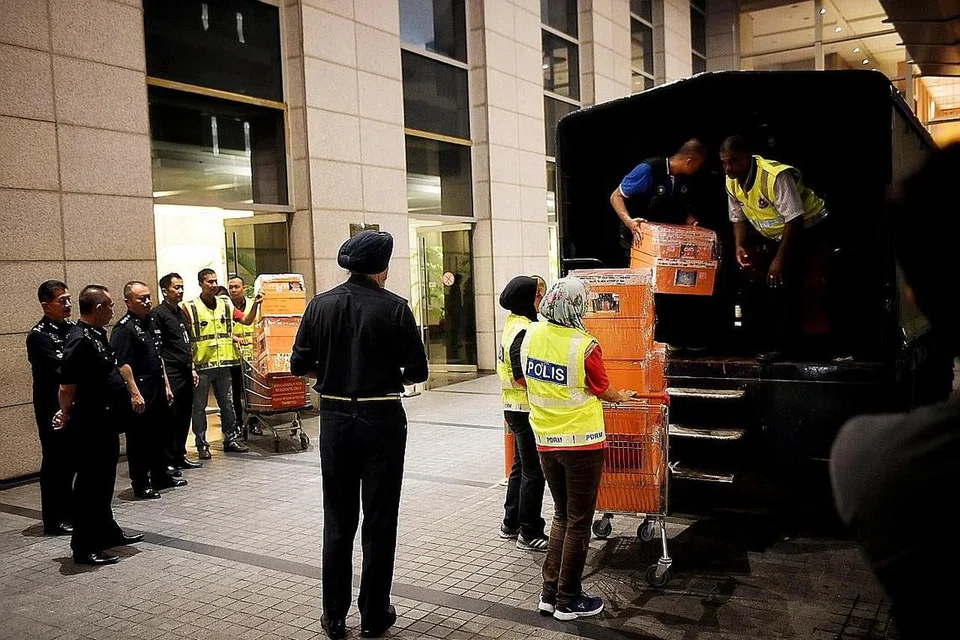 HASIL SERBUAN POLIS: Satu serbuan polis ke atas hartanah yang dikaitkan dengan keluarga Datin Rosmah dan Datuk Najib menghasilkan barangan mewah luar biasa bernilai RM1.1 bilion ($342.7 juta). - Foto fail