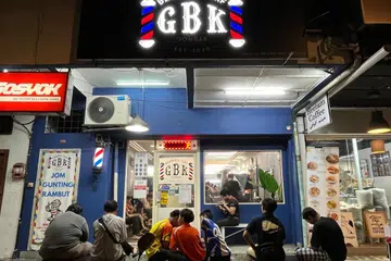 Jumlah pelanggan di kedai gunting rambut Gombak Barbers Turf (GBT) di Batu Caves, Selangor, melonjak pada hujung Ramadan hingga mereka terpaksa menunggu di luar kedai.