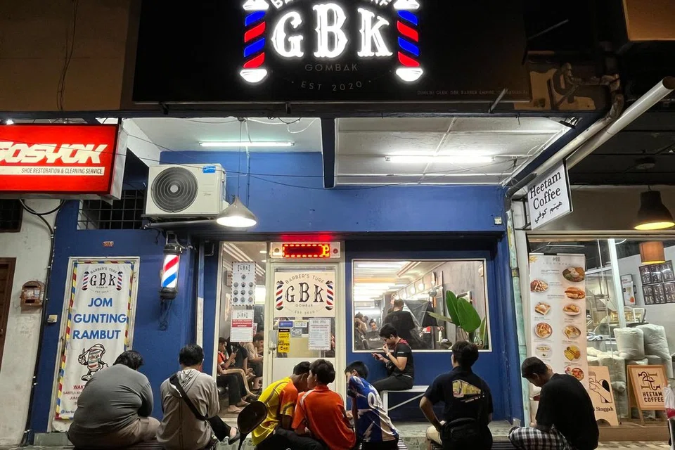 Jumlah pelanggan di kedai gunting rambut Gombak Barbers Turf (GBT) di Batu Caves, Selangor, melonjak pada hujung Ramadan hingga mereka terpaksa menunggu di luar kedai.