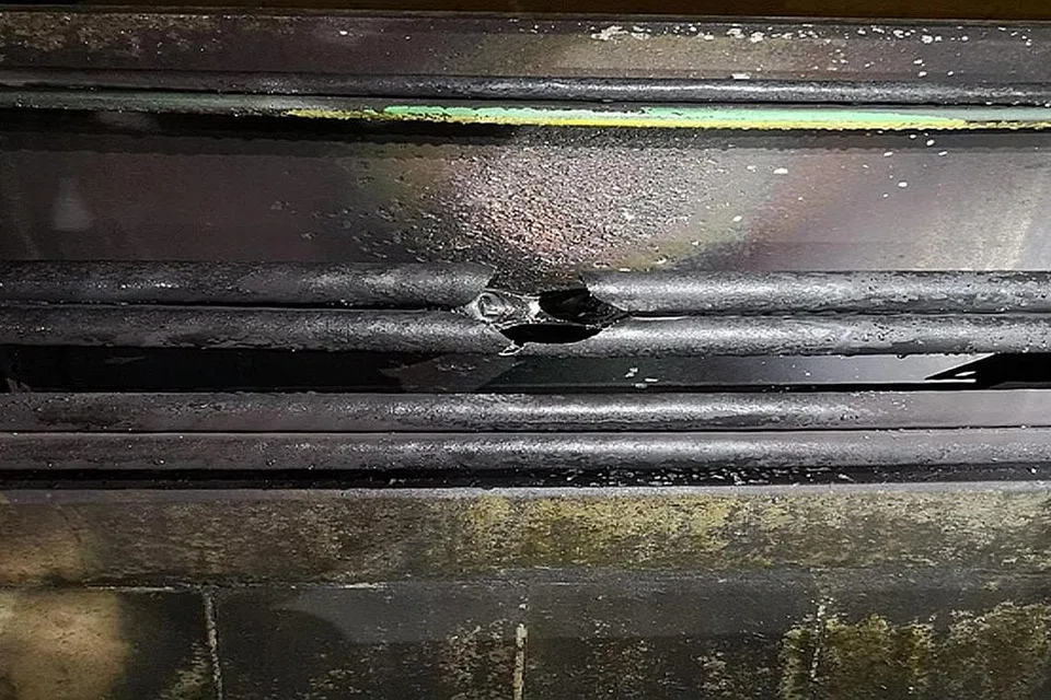 PUNCA GANGGUAN KHIDMAT MRT: Kabel kuasa antara stesen Tuas Link dan Tuas West Road didapati mempunyai kesan kebakaran yang menjadi punca gangguan. - Foto LTA