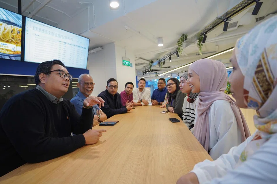 RAMAH-TAMAH: Encik Masagos Zulkifli (dua dari kiri) berkongsi pandangannya mengenai isu-isu semasa bersama kakitangan Berita Harian di bilik berita pada 17 Januari.