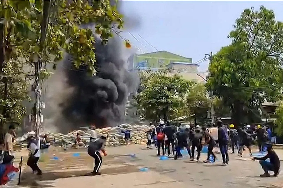 ASAP TEBAL: Kepulan asap kelihatan di kawasan pengadang yang didirikan oleh penunjuk perasaan di bandar Thaketa di Yangon semasa membantah rampasan kuasa junta Myanmar. - Foto AFP