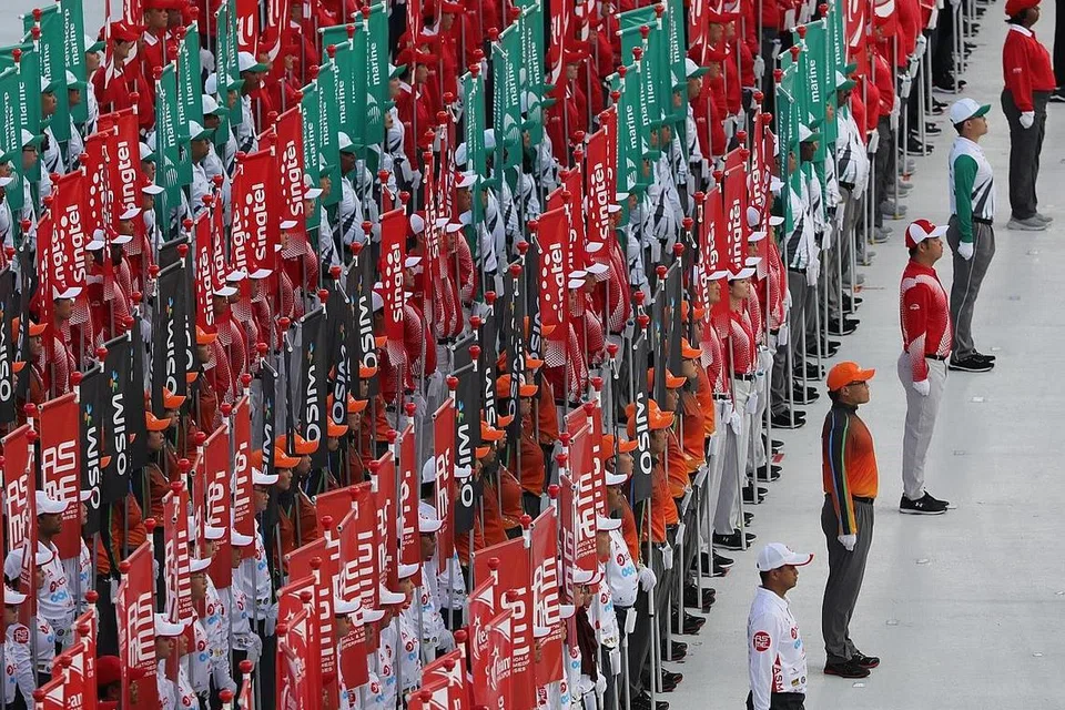 KEBANGGAAN NEGARA: Firma setempat seperti Osim dan Singtel berbaris. Mereka membentuk tunggak sosial, antara enam aspek Pertahanan Mutlak Singapura. - Foto BH oleh GAVIN FOO