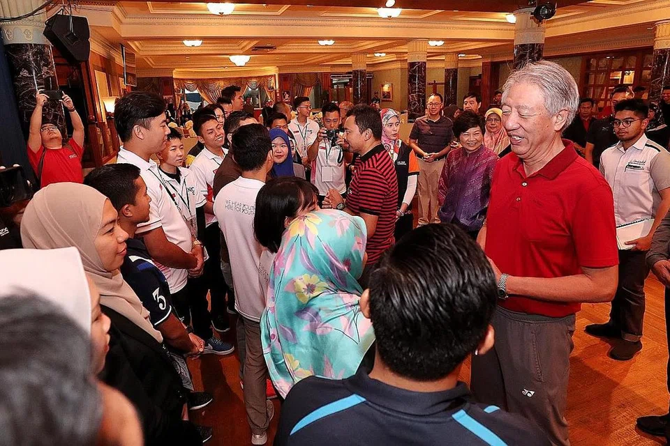 HUBUNGAN DUA HALA: Encik Teo (kanan) dan Putera Mahkota Haji Al-Muhtadee Billah (berbaju belang merah hitam) bertemu dengan peserta Program Pertukaran Kepimpinan Belia Singapura-Brunei. - Foto MCI