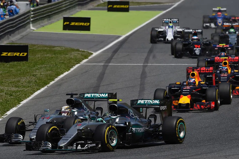 SAINGAN SENGIT: Pemandu Mercedes Lewis Hamilton (depan, kiri) dan rakan sepasukannya, Nico Rosberg, mendahului pelumba lain pada permulaan Grand Prix Sepanyol kelmarin. - Foto AFP