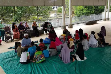 INISIATIF UNTUK MASYARAKAT: Program Mobile Quranic Clinic (MQC) atau 'Mengaji Bawah Blok' telah dijalankan di kolong Blok 462 Sembawang Drive yang disertai oleh kanak-kanak, ibu-ibu dan segelintir warga emas. Gambar-gambar dirakam sebelum bermulanya rangkaian pemutus litar (CB). - Foto-foto MASJID ASSYAFAAH.