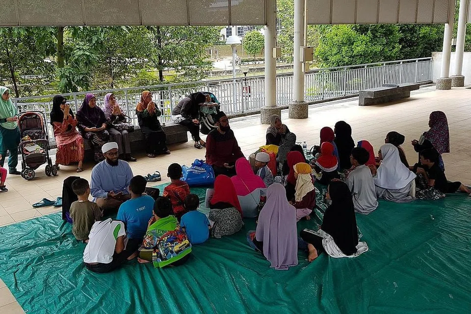 INISIATIF UNTUK MASYARAKAT: Program Mobile Quranic Clinic (MQC) atau 'Mengaji Bawah Blok' telah dijalankan di kolong Blok 462 Sembawang Drive yang disertai oleh kanak-kanak, ibu-ibu dan segelintir warga emas. Gambar-gambar dirakam sebelum bermulanya rangkaian pemutus litar (CB). - Foto-foto MASJID ASSYAFAAH.