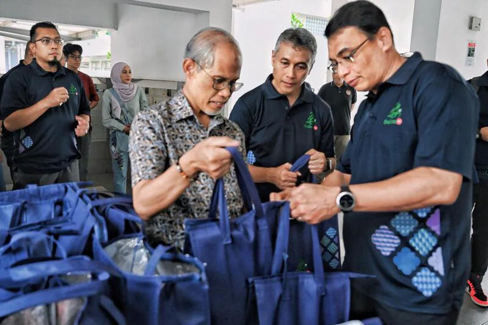Menteri Pembangunan Sosial dan Keluarga merangkap Menteri Bertanggungjawab bagi Ehwal Masyarakat Islam, Encik Masagos Zulkifli Masagos Mohamad (tiga dari kanan), bersama Ketua Eksekutif Majlis Ugama Islam Singapura (Muis), Encik Kadir Maideen (paling kanan), dan sukarelawan daripada pemimpin Masjid Darul Ghufran, masyarakat dan akar umbi, telah mengagihkan daging korban di kawasan Tampines pada 30 Jun.