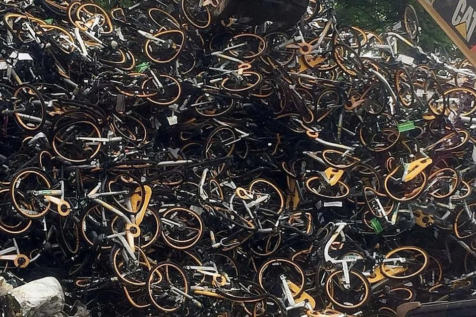 DIKITAR SEMULA: Timbunan basikal oBike di kawasan simpanan sekerap di Sungei Kadut. - Foto PEMBACA SHIN MIN 