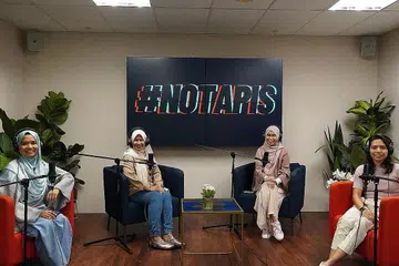 RAIKAN ILMU, REBUT PELUANG: Podcast #NoTapis yang dihoskan Koresponden Shahida Sarhid (kiri) dan menampilkan tetamu undangan (dari kanan) Cik Nurul Asyikeen, Cik Nasyitah dan Cik Azlinah. - Foto BH oleh DAHLIA ZULKIFLI