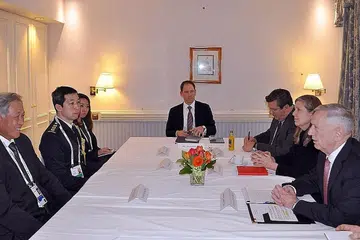 TEMUAN PERTAMA: Dr Ng Eng Hen (kiri) menemui Setiausaha Pertahanan Amerika Syarikat, Encik James Mattis (kanan) buat kali pertama sejak Encik Mattis dilantik sebagai Setiausaha Pertahanan. - Foto FACEBOOK DR NG ENG HEN