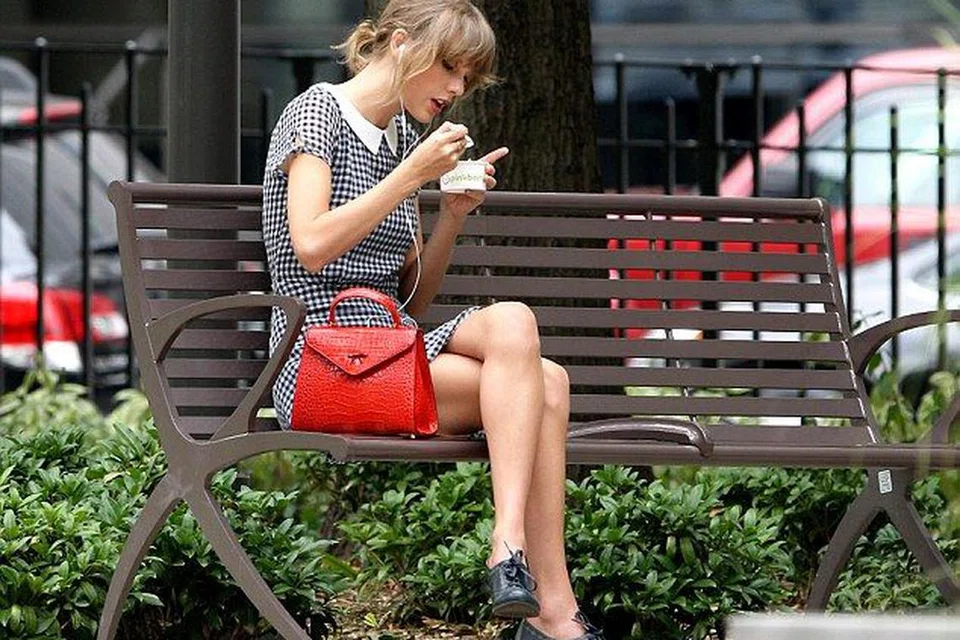 Taylor Swift kerap dilihat memakan aiskrim dan duduk di bangku taman awam, membiarkan paparazi merakam fotonya.