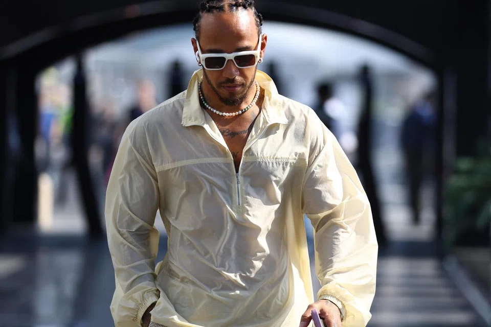 Lewis Hamilton, pemandu pasukan Mercedes, berharap pemimpin pasukan Formula Satu (F1) dan Persekutuan Automobil Antarabangsa (FIA) memaparkan nilai-nilai baik dalam sukan itu. 