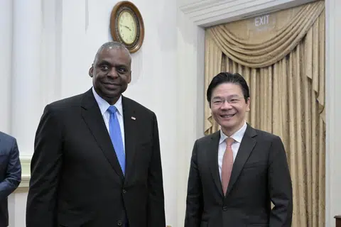 Perdana Menteri Encik Lawrence Wong (kanan) bertemu dengan Setiausaha Pertahanan Amerika Syarikat, Encik Lloyd J. Austin III (kiri), di Istana pada 31 Mei.