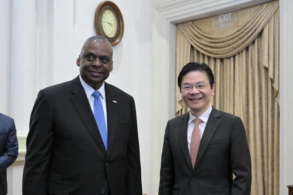 Perdana Menteri Encik Lawrence Wong (kanan) bertemu dengan Setiausaha Pertahanan Amerika Syarikat, Encik Lloyd J. Austin III (kiri), di Istana pada 31 Mei.
