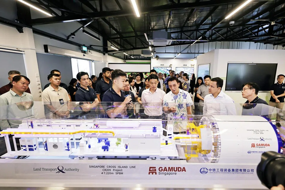Pemangku Menteri Pengangkutan, Encik Jeffrey Siow (tiga dari kanan), semasa majlis pecah tanah untuk Fasa 2 Laluan Rentas Pulau (CRL) di Clementi pada 7 Julai. Enam stesen MRT di barat Singapura dijadual siap pada 2032.