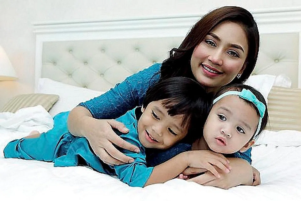 IBU TABAH: Fasha Sandha tumpukan perhatian kepada kerjaya, namun tidak menolak andai menemui seseorang sebelum dua anaknya, Putra Rayfal dan Putri Raysha Jemaima, besar. - Foto NSTP