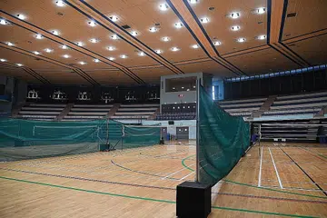 TIADA INTERAKSI: Gelanggang badminton diasingkan dengan jaring bagi mengelakkan elak interaksi antara kumpulan. - Foto BH oleh KUA CHEE SIONG