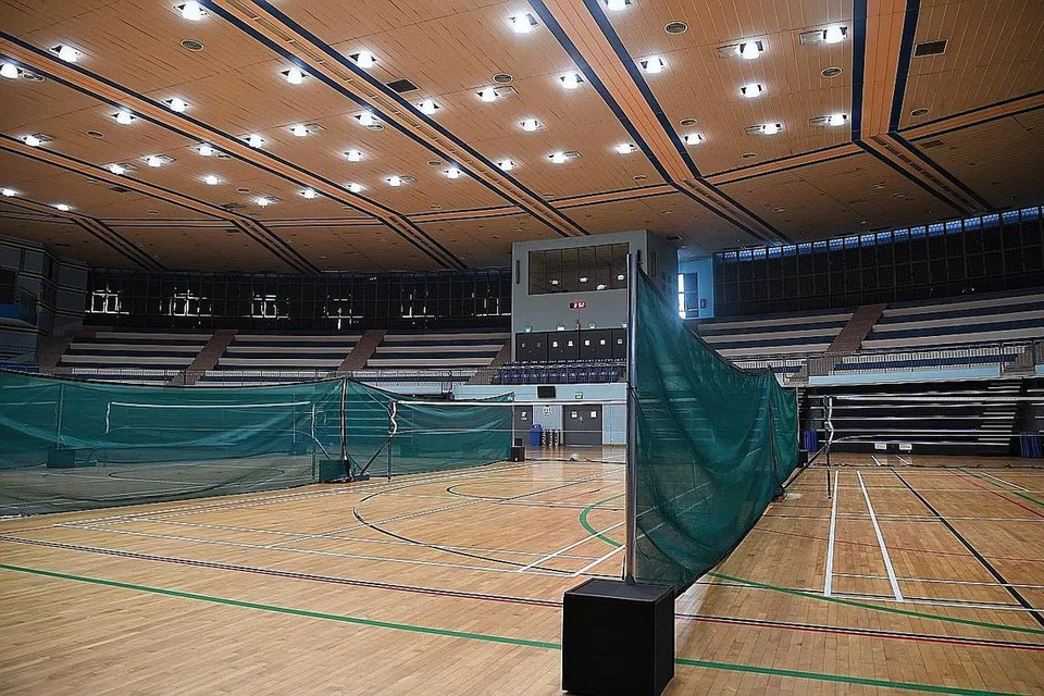 TIADA INTERAKSI: Gelanggang badminton diasingkan dengan jaring bagi mengelakkan elak interaksi antara kumpulan. - Foto BH oleh KUA CHEE SIONG