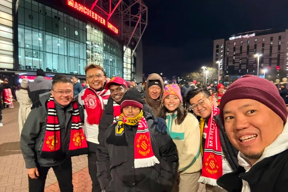 Encik Mohammad Mirza Salim (kanan) membawa rombongan ke stadium Old Trafford di England.