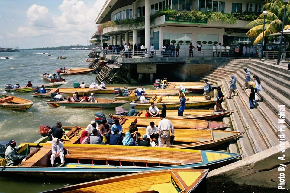 Kampong Ayer yang dipanggil ‘Venice of the East’ mempunyai banyak kegiatan dan pilihan untuk penduduk bandar kosmopolitan bertukar angin.