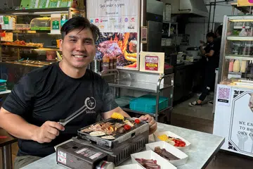 YAKINIKU DI KEDAI KOPI: Pemilik Ryo Yakiniku, Encik Ismail Didih Ibrahim, menawarkan pengalaman ‘yakiniku’ dengan harga berpatutuan di kedai kopi. Beliau mempunyai cawangan di 61 Tai Seng Avenue dan 50 Gambas Crescent.