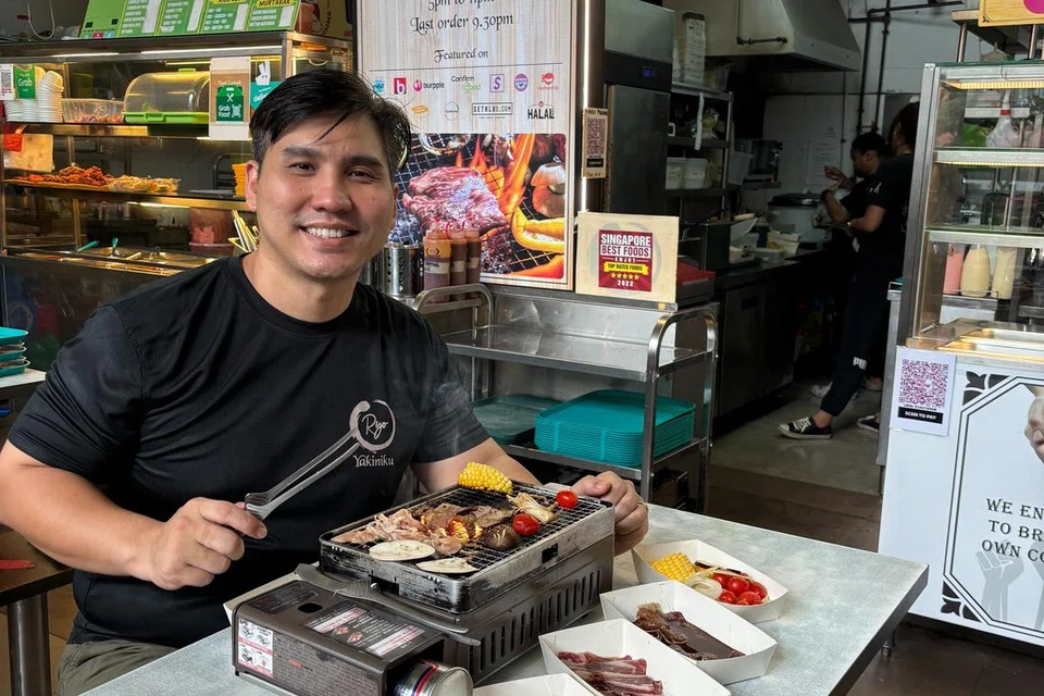 YAKINIKU DI KEDAI KOPI: Pemilik Ryo Yakiniku, Encik Ismail Didih Ibrahim, menawarkan pengalaman ‘yakiniku’ dengan harga berpatutuan di kedai kopi. Beliau mempunyai cawangan di 61 Tai Seng Avenue dan 50 Gambas Crescent.