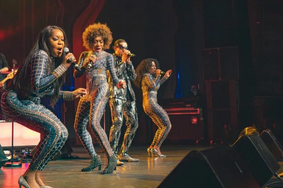 Penyanyi asal Boney M, Maizie Williams (dua dari kiri), bersama penyanyi pengiringnya yang tidak banyak diketahui maklumat tentang mereka, sewaktu mengadakan konsert jelajah ulang tahun ke-50 Boney M.