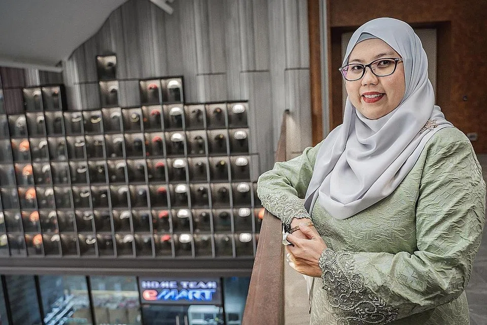 PERLU IKUT PERKEMBANGAN: Cik Irmawati Mascom berkata adalah penting untuk guru sentiasa belajar dan mencari cara mengikuti perkembangan kaedah pengajaran baru agar dapat disesuaikan dengan perubahan profil dan keperluan pelajar. - Foto BH oleh NUR DIYANA TAHA