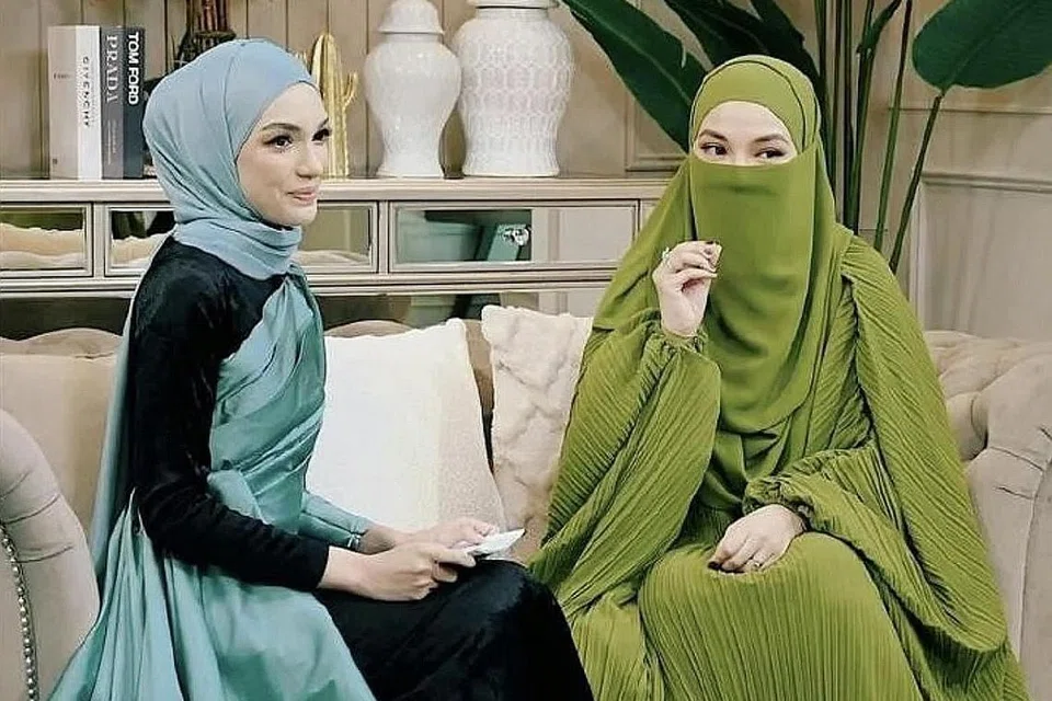 KONGSI HASRAT: Pelakon dan pengacara Neelofa (kanan) diundang sebagai hos undangan rancangan Nona, TV3 sempena ulang tahun ke-38 rancangan itu, bersama hos Amyra Rosli. - Foto NONA TV3