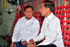 TEGASKAN PENDIRIAN: Presiden Joko Widodo (kanan) bersama Menteri Pertahanan, Encik Prabowo Subianto, yang juga calon presiden pilihan raya, di Pangkalan Tentera Udara Halim Perdanakusuma di Jakarta Timur pada 24 Januari. Semasa menghadiri acara tersebut Encik Jokowi menegaskan hak Presiden menyokong mana-mana calon dalam pilihan raya.