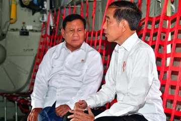 TEGASKAN PENDIRIAN: Presiden Joko Widodo (kanan) bersama Menteri Pertahanan, Encik Prabowo Subianto, yang juga calon presiden pilihan raya, di Pangkalan Tentera Udara Halim Perdanakusuma di Jakarta Timur pada 24 Januari. Semasa menghadiri acara tersebut Encik Jokowi menegaskan hak Presiden menyokong mana-mana calon dalam pilihan raya.