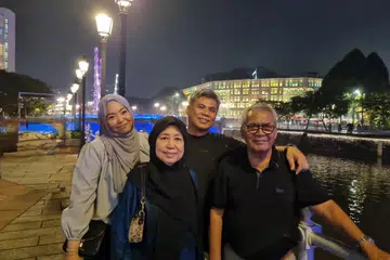 Menurut Encik Muhammad Azrin Abdullah (dua dari kanan), inisiatif menyokong warga emas yang diumumkan dalam Belanjawan 2025 pada 18 Februari meringankan beban golongan penjaga sepertinya, terutama dalam aspek kewangan. Beliau bergambar bersama (dari kiri) isterinya, Cik Noor Azleen Sarbini; ibunya, Cik Kalsom Abu Bakar; dan bapanya, Encik Abdullah Ali.