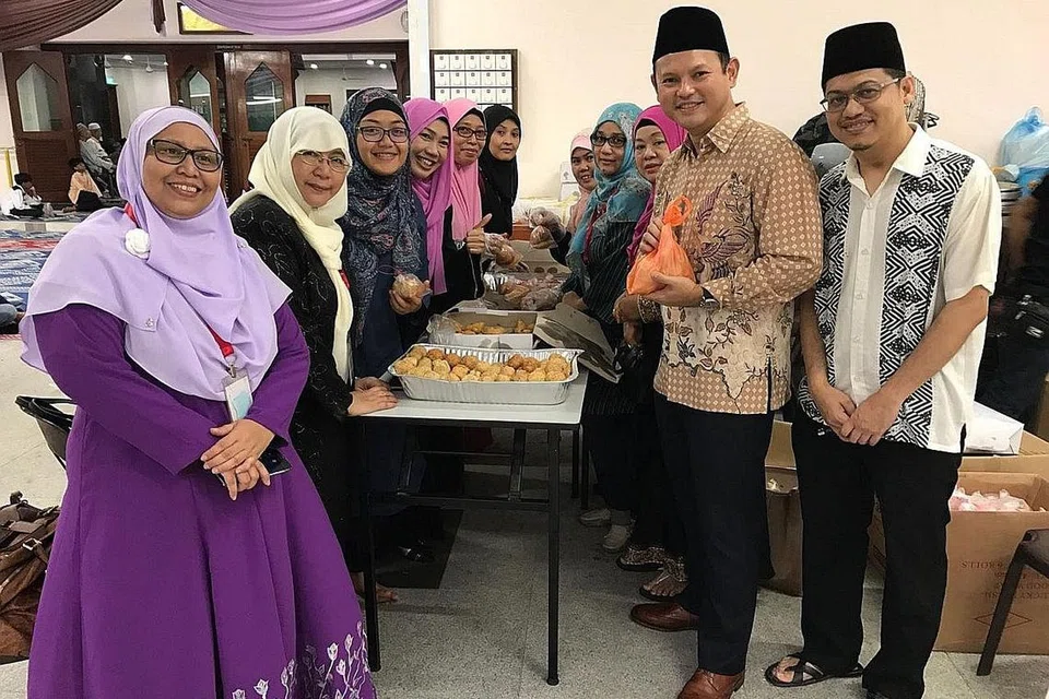 BERSAMA RAIKAN KARNIVAL DI MASJID: Semasa berucap dalam karnival anjuran Masjid Al-Khair, Encik Zaqy (dua dari kanan) berkata kaum bapa tidak harus menyerahkan tanggungjawab membimbing anak-anak kepada isteri mereka sahaja. - Foto MASJID AL-KHAIR