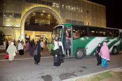 BAS TARAWIH: Orang ramai menaiki bas percuma dari serata Jurong West ke Masjid Maarof bagi melakukan solat isyak dan tarawih di masjid yang menyambut Ramadan pertamanya itu. - Foto-foto: ZALEHA ABDUL KADER