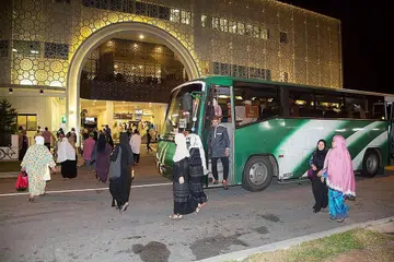 BAS TARAWIH: Orang ramai menaiki bas percuma dari serata Jurong West ke Masjid Maarof bagi melakukan solat isyak dan tarawih di masjid yang menyambut Ramadan pertamanya itu. - Foto-foto: ZALEHA ABDUL KADER