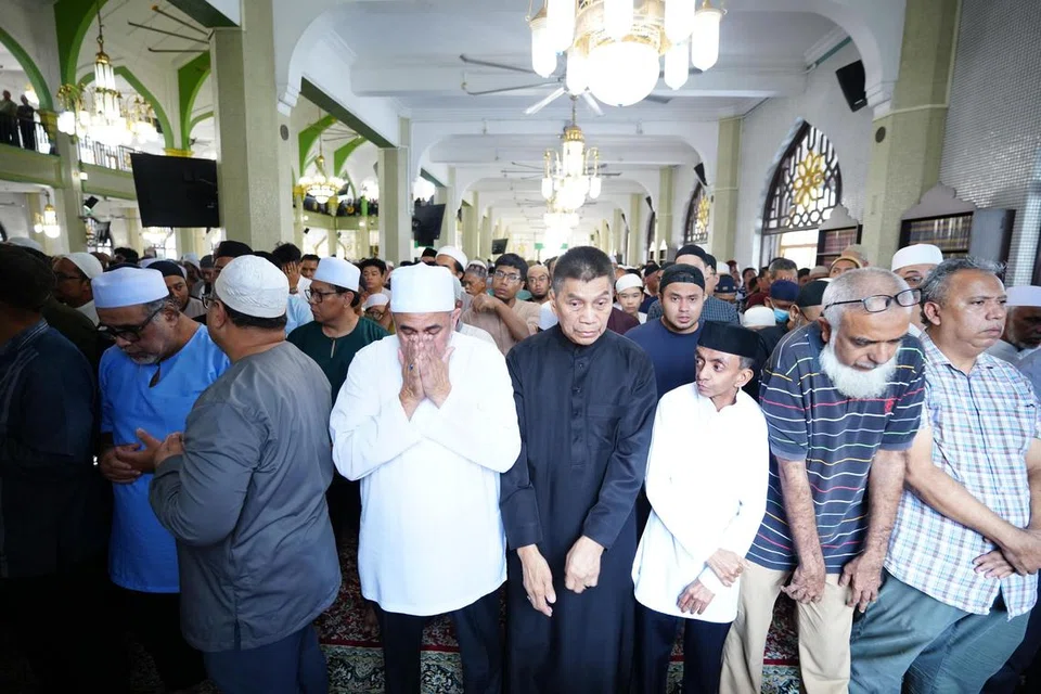 Umat Islam berhimpun di Masjid Sultan pada 19 Disember untuk menunaikan solat jenazah bagi Allahyarham Ustaz Tengku Mohamad Fouzy Tengku Mahid Jumat yang meninggal dunia pada 18 Disember.