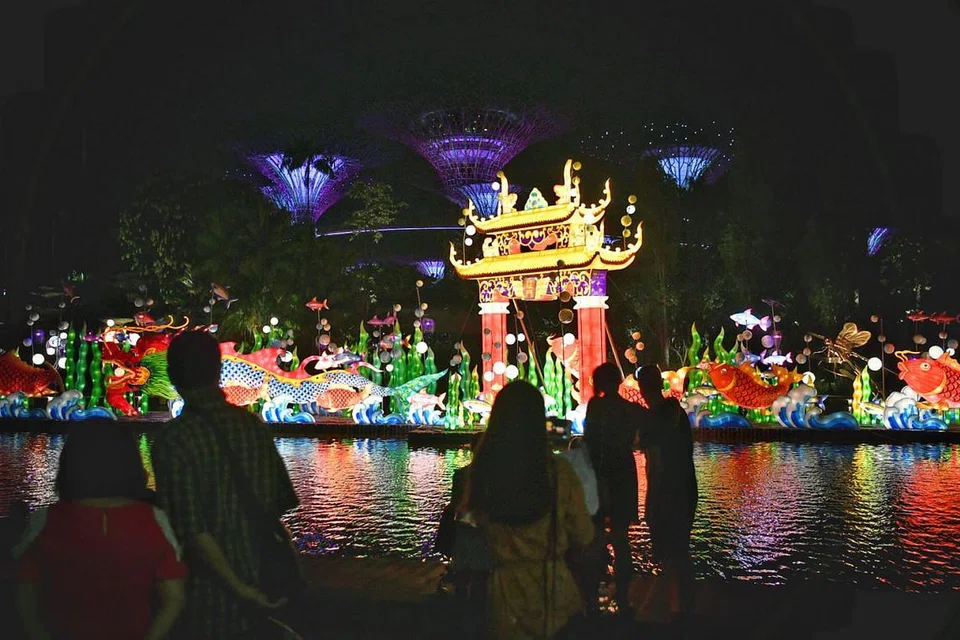 LEGENDA CINA: Set tanglung yang paling luas ini menggambarkan legenda Cina 'Leaping Over The Dragon's Gate' tentang ikan kap berani yang bertukar menjadi naga hebat setelah berjaya melompat di atas pintu pagar naga tersebut. - Foto BH oleh ARIFFIN JAMAR
