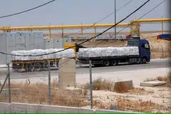 Lori Mesir yang membawa bantuan kemanusiaan menuju ke Jaluran Gaza di lintasan Kerem Shalom di selatan Israel pada 30 Mei.