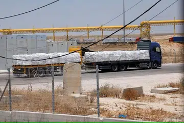 Lori Mesir yang membawa bantuan kemanusiaan menuju ke Jaluran Gaza di lintasan Kerem Shalom di selatan Israel pada 30 Mei.