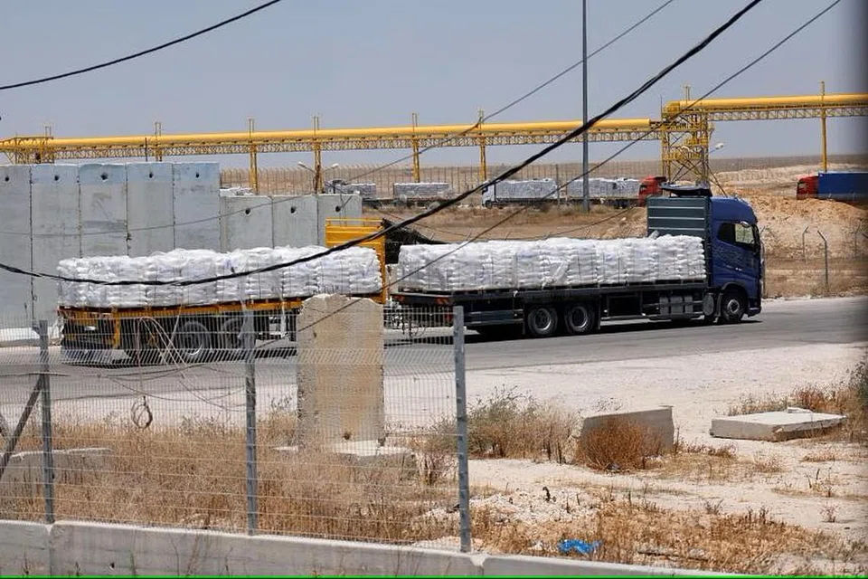Lori Mesir yang membawa bantuan kemanusiaan menuju ke Jaluran Gaza di lintasan Kerem Shalom di selatan Israel pada 30 Mei.