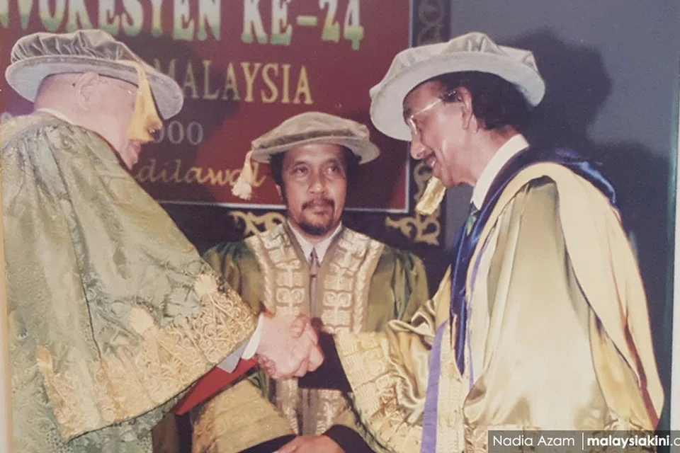 LAGU SAMPAI KE HATI: Tan Sri Datuk Seri Ahmad Nawab (kanan) disampaikan dengan ijazah kehormat Doktor Persuratan pada 2000 kerana kejayaannya mencipta 2,000 lagu yang kebanyakannya menjadi lagu hit dan malar segar.