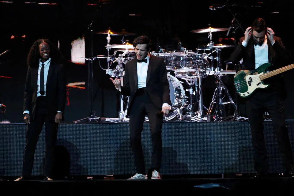 JADI TUMPUAN: Gambar fail menunjukkan kumpulan muzik Britain The 1975 semasa membuat persembahan di London, Britain.